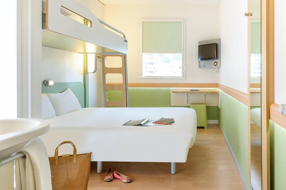 Habitación triple con cama doble 150x200 cm y litera 80x200 cm del hotel Ibis Budget Basel City. Foto 1
