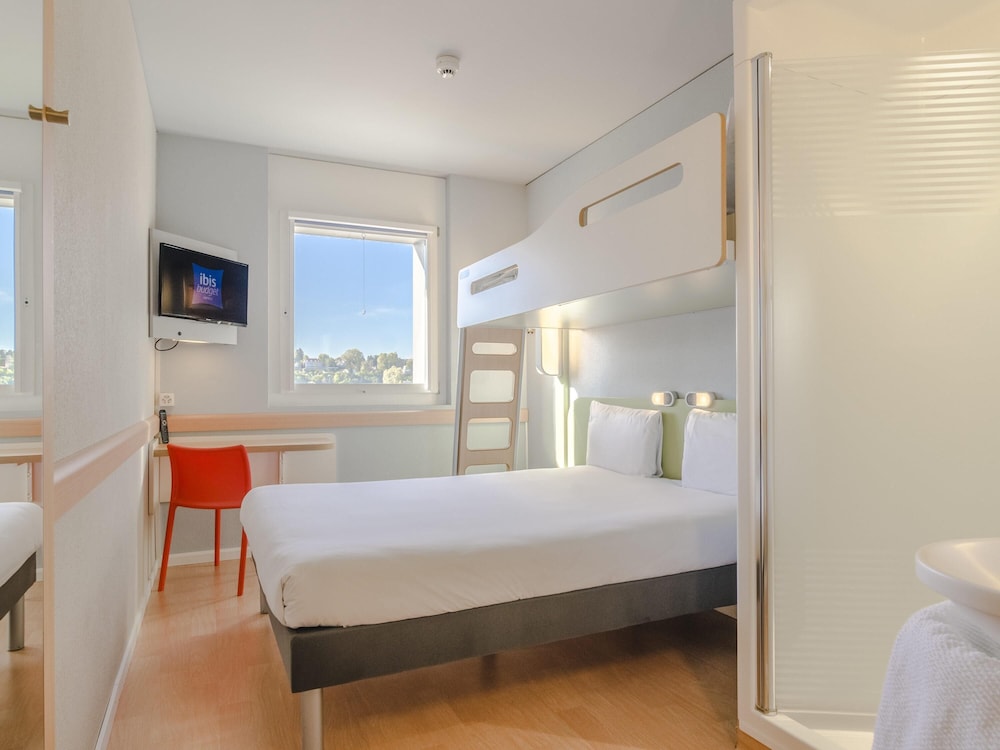 Habitación triple con cama doble 150x200 cm y litera 80x200 cm del hotel Ibis Budget Basel City. Foto 3