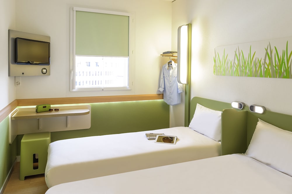 Habitación doble con dos camas individuales de 80x200 cm del hotel Ibis Budget Basel City. Foto 1