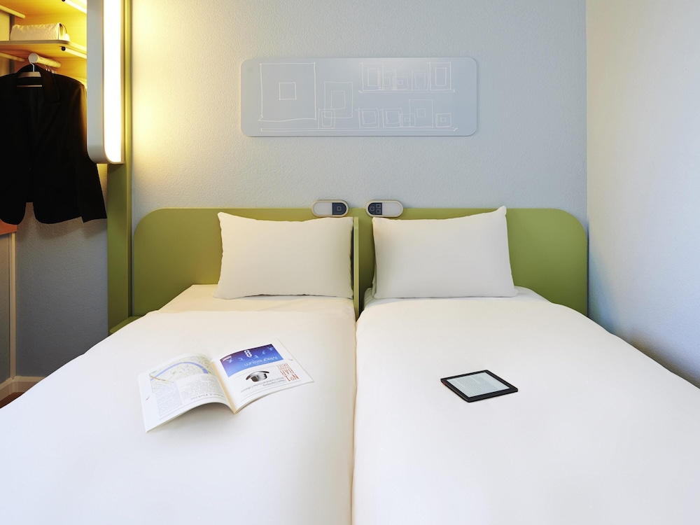 Habitación doble con dos camas individuales de 80x200 cm del hotel Ibis Budget Basel City. Foto 5