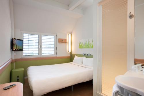 Habitación con 1 cama doble 150x200 cm y acceso para silla de ruedas del hotel Ibis Budget Basel City. Foto 2