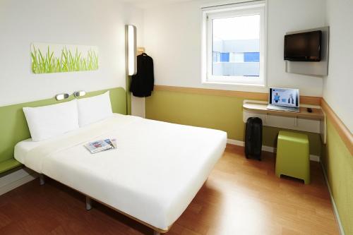 Habitación con 1 cama doble 150x200 cm y acceso para silla de ruedas del hotel Ibis Budget Basel City. Foto 3