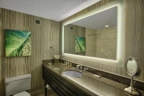 Habitación con cama extragrande. del hotel Doubletree by Hilton at the Entrance to Universal. Foto 2
