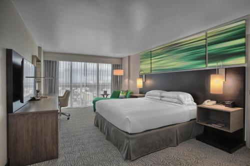 Habitación Doble con cama grande y vistas (para no fumadores) del hotel Doubletree by Hilton at the Entrance to Universal. Foto 1