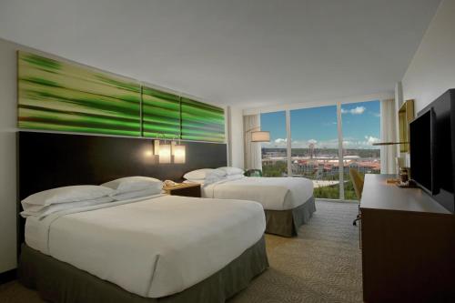 Habitación con cama grande y ducha a ras de suelo - Adaptada para personas de movilidad reducida del hotel Doubletree by Hilton at the Entrance to Universal. Foto 3