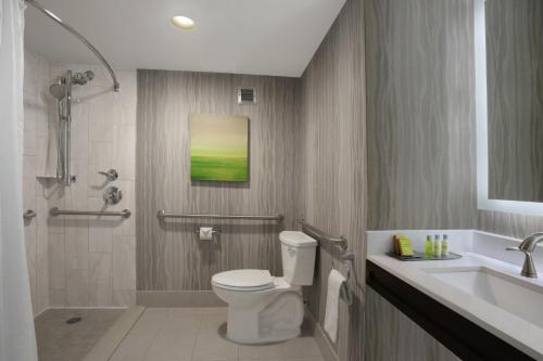 Habitación Doble para personas de movilidad reducida con ducha a ras de suelo (no fumadores) - cama grande del hotel Doubletree by Hilton at the Entrance to Universal