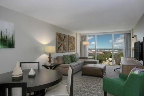 Habitación con salón y sofá cama del hotel Doubletree by Hilton at the Entrance to Universal
