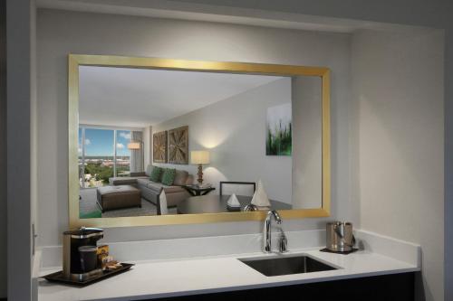 Habitación con salón y sofá cama del hotel Doubletree by Hilton at the Entrance to Universal. Foto 1