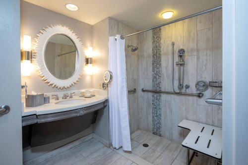 Habitación estándar adaptada para personas con movilidad reducida, 2 camas grandes y ducha accesible en silla de ruedas (incluye Universal Express Unl del hotel Loews Royal Pacific Resort at Universal Orlando. Foto 2