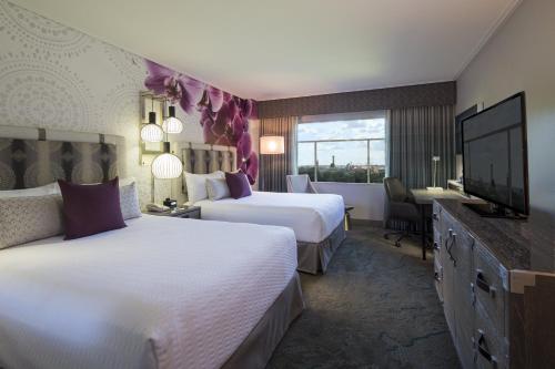 Habitación estándar con 2 camas grandes adaptada para personas con discapacidad auditiva (incluye Universal Express Unlimited GRATIS) del hotel Loews Royal Pacific Resort at Universal Orlando. Foto 4