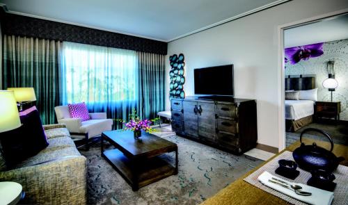 Suite con cama extragrande (incluye el pase Universal Express Unlimited gratuito) del hotel Loews Royal Pacific Resort at Universal Orlando. Foto 2