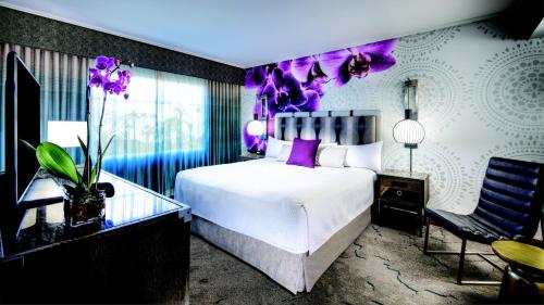 Suite con cama extragrande adaptada para personas con discapacidad auditiva (incluye Universal Express Unlimited gratis) del hotel Loews Royal Pacific Resort at Universal Orlando. Foto 2