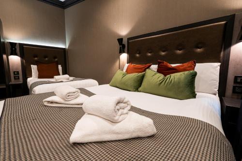 Habitación Doble con cama supletoria del hotel The House Of Toby. Foto 1