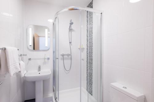 Habitación Doble con ducha del hotel Signature London. Foto 12