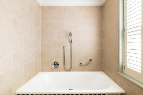 Suite con vistas al río del hotel The Petersham. Foto 9