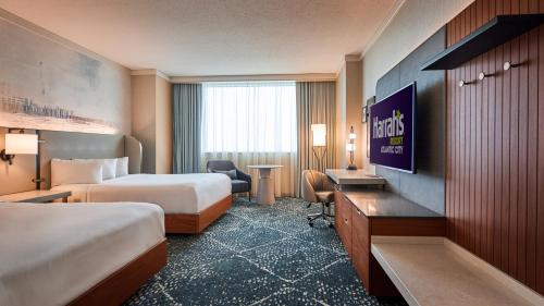 Alojamiento de Lujo adaptado para personas con movilidad reducida y/o discapacidad auditiva - 2 camas grandes - Torre Waterfront - No fumadores del hotel Harrah’s Resort Atlantic City– A Caesars Rewards Destination