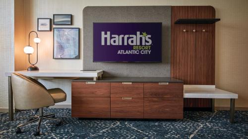 Alojamiento de Lujo adaptado para personas con movilidad reducida y/o discapacidad auditiva - 2 camas grandes - Torre Waterfront - No fumadores del hotel Harrah’s Resort Atlantic City– A Caesars Rewards Destination. Foto 2