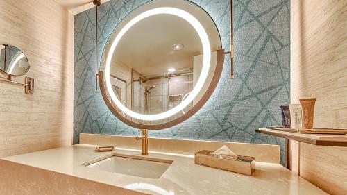 Suite recientemente renovada en la torre del atrio - 1 cama extragrande - No fumadores del hotel Harrah’s Resort Atlantic City– A Caesars Rewards Destination