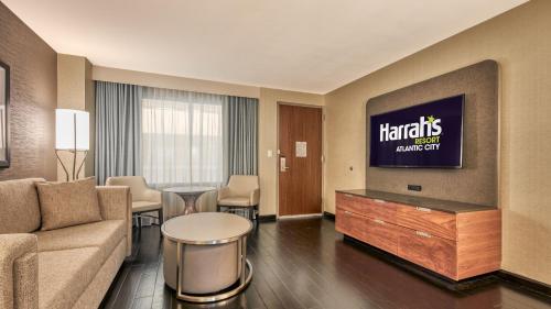 Suite recientemente renovada en la torre del atrio - 1 cama extragrande - No fumadores del hotel Harrah’s Resort Atlantic City– A Caesars Rewards Destination. Foto 1