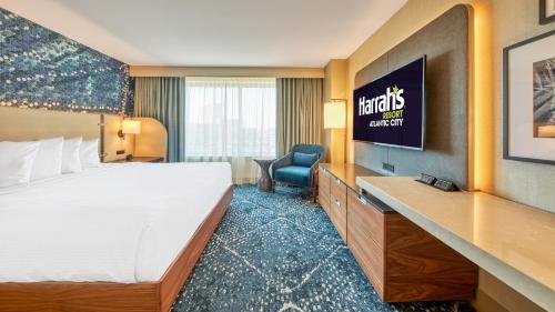 Suite recientemente renovada en la torre del atrio - 1 cama extragrande - No fumadores del hotel Harrah’s Resort Atlantic City– A Caesars Rewards Destination. Foto 2