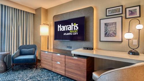 Suite recientemente renovada en la torre del atrio - 1 cama extragrande - No fumadores del hotel Harrah’s Resort Atlantic City– A Caesars Rewards Destination. Foto 3