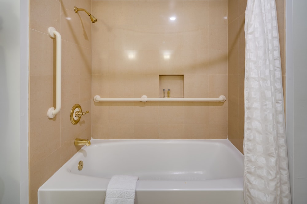 Vista limitada, 1 cama king del hotel Showboat Atlantic City. Foto 5
