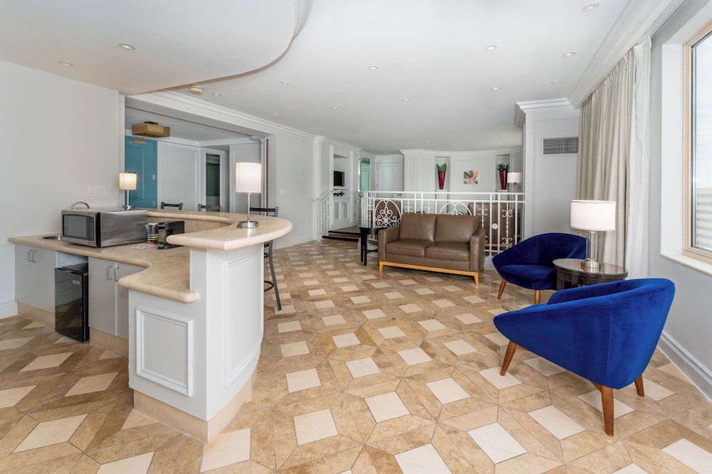 Suite superior, 1 cama de matrimonio grande, balcón, frente al mar del hotel Showboat Atlantic City. Foto 5