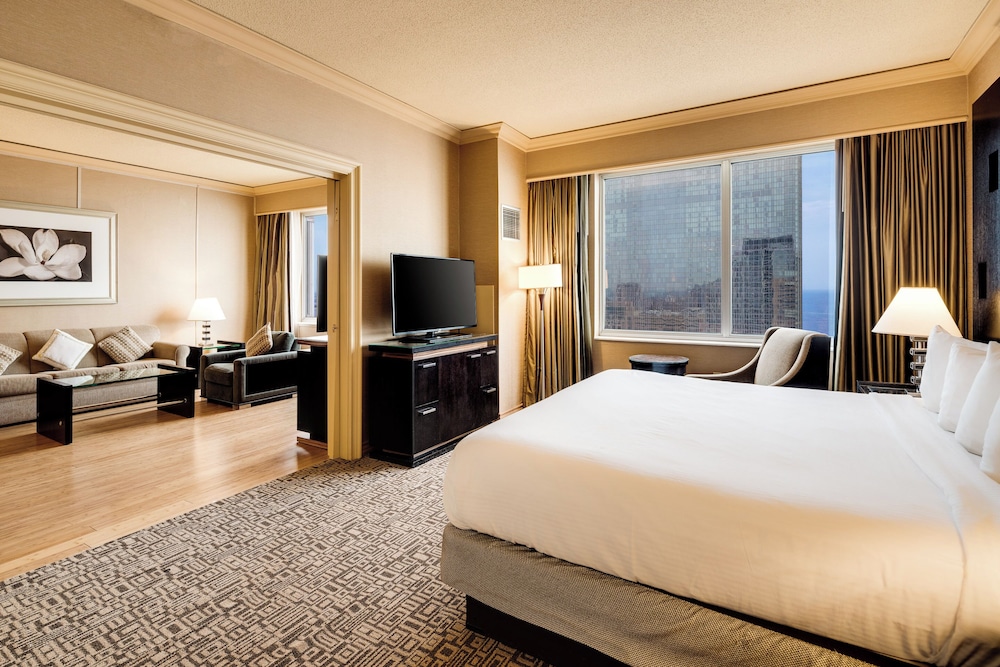 Suite King de un dormitorio en planta alta con vistas al mar del hotel Showboat Atlantic City. Foto 1
