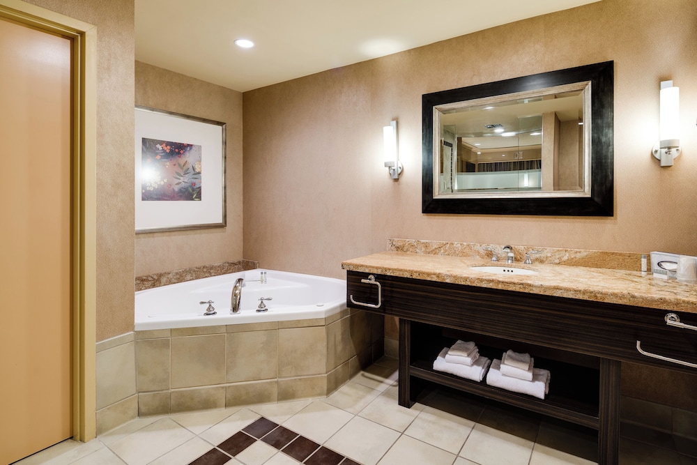Suite King de un dormitorio en planta alta con vistas al mar del hotel Showboat Atlantic City. Foto 6