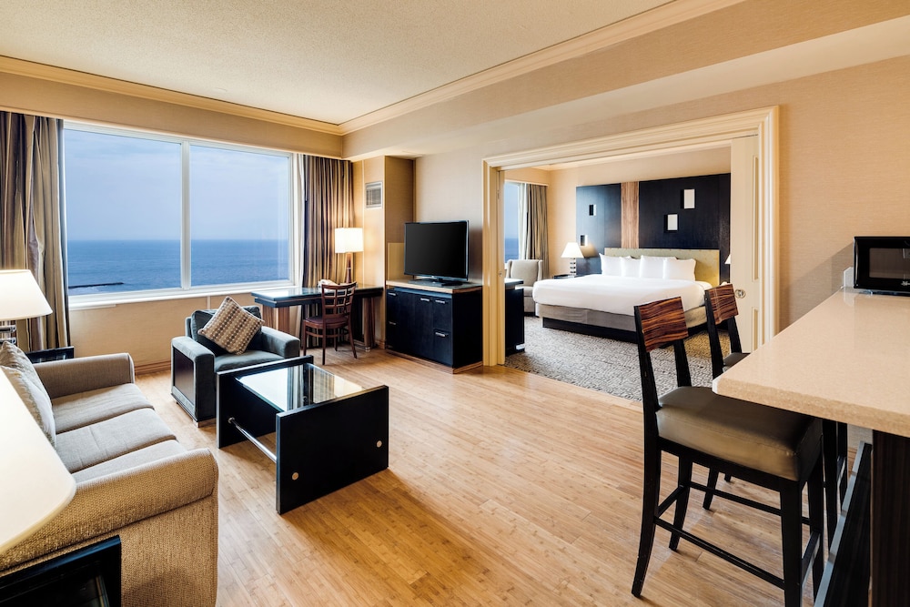 Suite King en planta alta con vistas al mar, ducha a ras de suelo del hotel Showboat Atlantic City