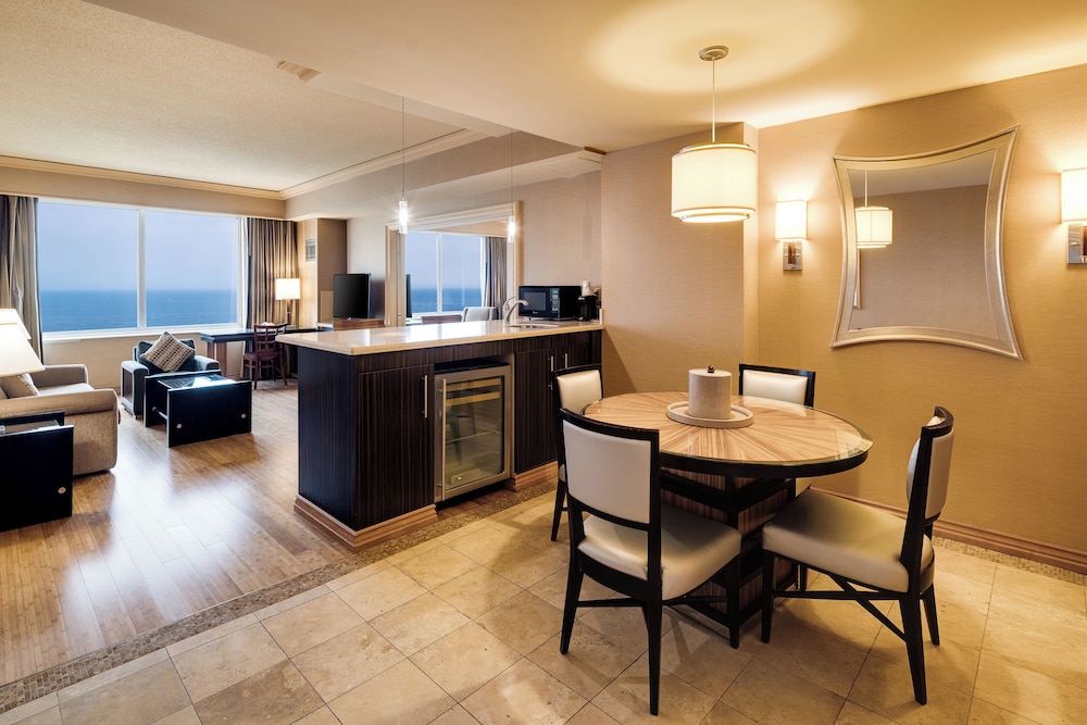 Suite King en planta alta con vistas al mar, ducha a ras de suelo del hotel Showboat Atlantic City. Foto 5