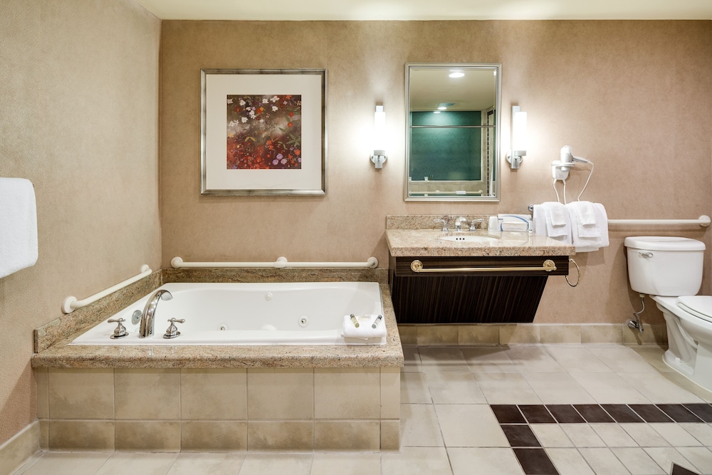 Suite King en planta alta con vistas al mar, ducha a ras de suelo del hotel Showboat Atlantic City. Foto 7