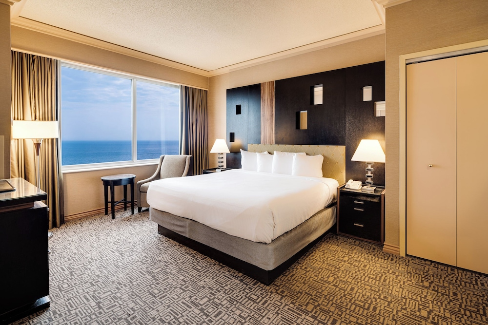 Suite King en planta alta con vistas al mar, ducha a ras de suelo del hotel Showboat Atlantic City. Foto 9