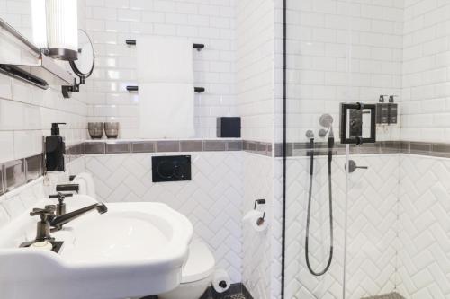 Habitación Doble Deluxe del hotel Victory House London. Foto 1