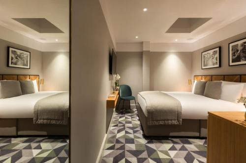 Habitación doble superior sin ventanas del hotel Victory House London
