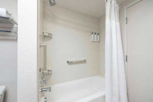 Suite de 1 dormitorio - 1 cama extragrande del hotel Fairfield Inn and Suites - Buffalo Airport. Foto 4