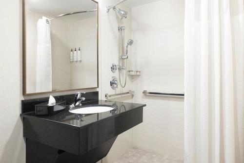 Habitación con 2 camas grandes del hotel Fairfield Inn and Suites - Buffalo Airport. Foto 3