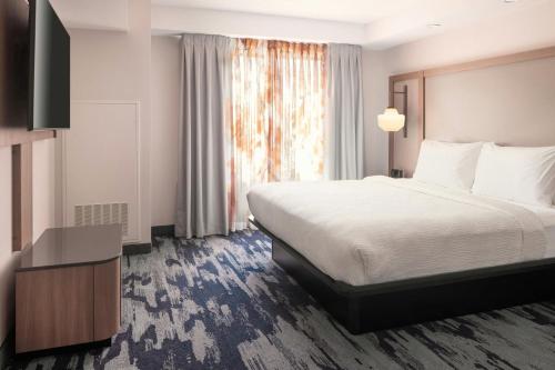 Suite de 1 dormitorio - 1 cama extragrande del hotel Fairfield Inn and Suites - Buffalo Airport. Foto 2