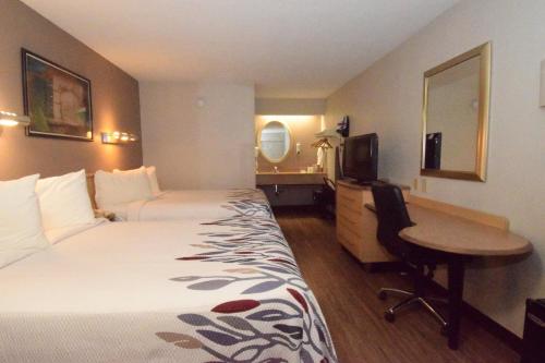 Habitación Deluxe - 2 camas dobles - No fumadores del hotel Red Roof Inn Buffalo Hamburg. Foto 2