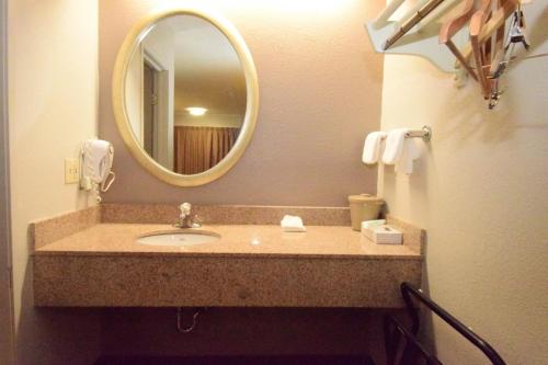 Habitación Estándar - 1 cama extragrande - No fumadores del hotel Red Roof Inn Buffalo Hamburg. Foto 7