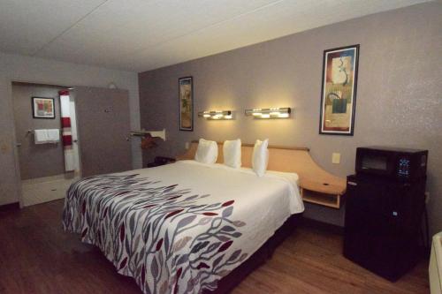 Habitación Superior adaptada para personas con movilidad reducida - 1 cama extragrande - No fumadores del hotel Red Roof Inn Buffalo Hamburg. Foto 2