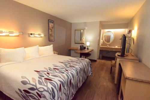 Habitación Superior con cama extragrande y ducha accesible en silla de ruedas - Adaptada para personas con discapacidad - No fumadores del hotel Red Roof Inn Buffalo Hamburg. Foto 1