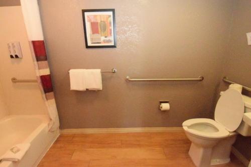 Habitación Superior con cama extragrande y ducha accesible en silla de ruedas - Adaptada para personas con discapacidad - No fumadores del hotel Red Roof Inn Buffalo Hamburg. Foto 8