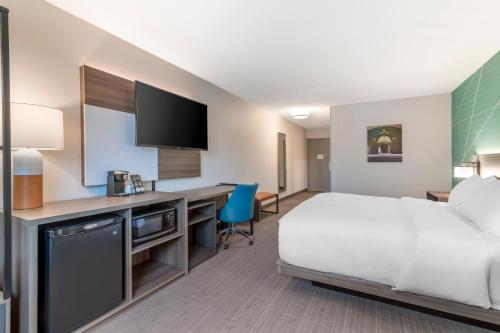 Habitación con cama extragrande y adaptada para personas con discapacidad - No fumadores del hotel Comfort Inn and Suites Saratoga Springs. Foto 1