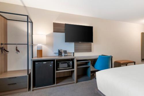 Habitación con cama extragrande y adaptada para personas con discapacidad - No fumadores del hotel Comfort Inn and Suites Saratoga Springs. Foto 3