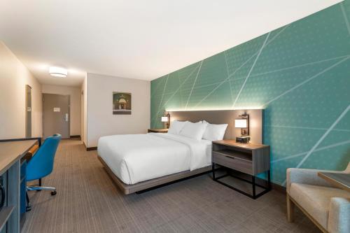 Habitación con cama extragrande y adaptada para personas con discapacidad - No fumadores del hotel Comfort Inn and Suites Saratoga Springs. Foto 4