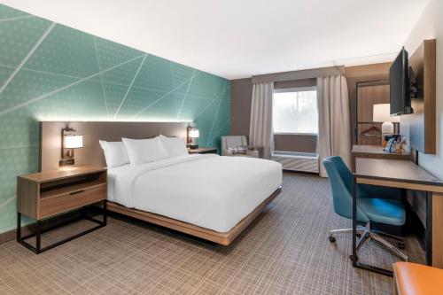 Habitación con cama extragrande y adaptada para personas con discapacidad - No fumadores del hotel Comfort Inn and Suites Saratoga Springs. Foto 5