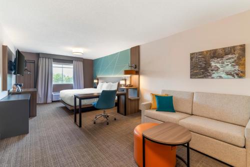 Suite con cama extragrande y sofá cama - No fumadores del hotel Comfort Inn and Suites Saratoga Springs. Foto 6