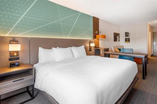 Suite para no fumadores - cama extragrande del hotel Comfort Inn and Suites Saratoga Springs. Foto 5