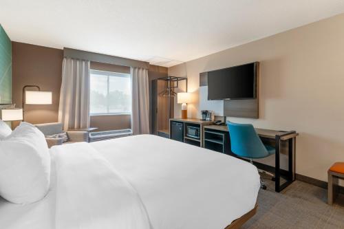 Habitación Doble con cama extragrande - No fumadores del hotel Comfort Inn and Suites Saratoga Springs. Foto 3